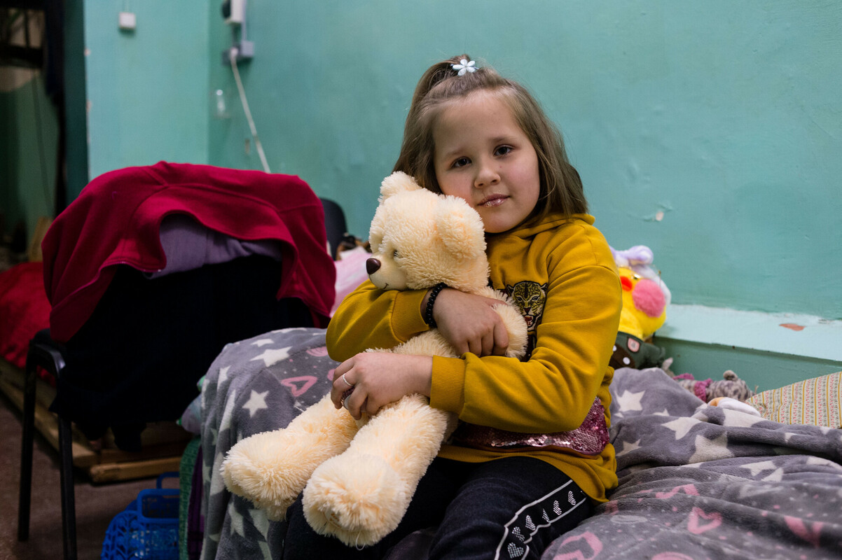 DEC funds have kept people like Olesia* safe and warm over the winter after attacks on Ukraine’s power grid. Image: Maciek Musialek/DEC